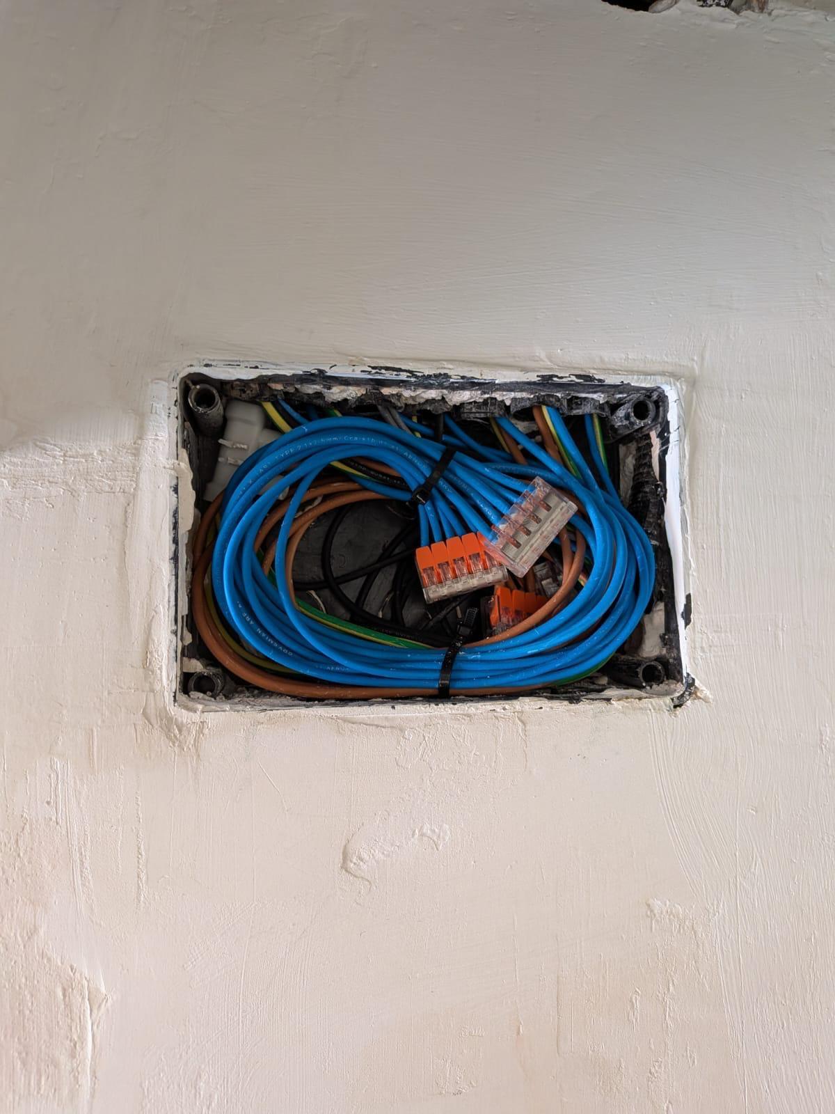 Caja de derivación empotrada con el cableado recogido con bridas y conexiones con bornas WAGO
