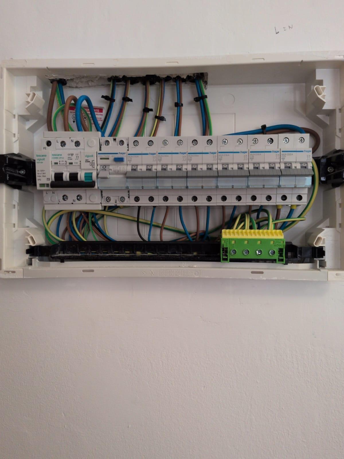 Cuadro eléctrico terminado con diferencial y magnetotérmicos Hager, protector de sobretensiones Toscano Vigivolt y borna de tierra