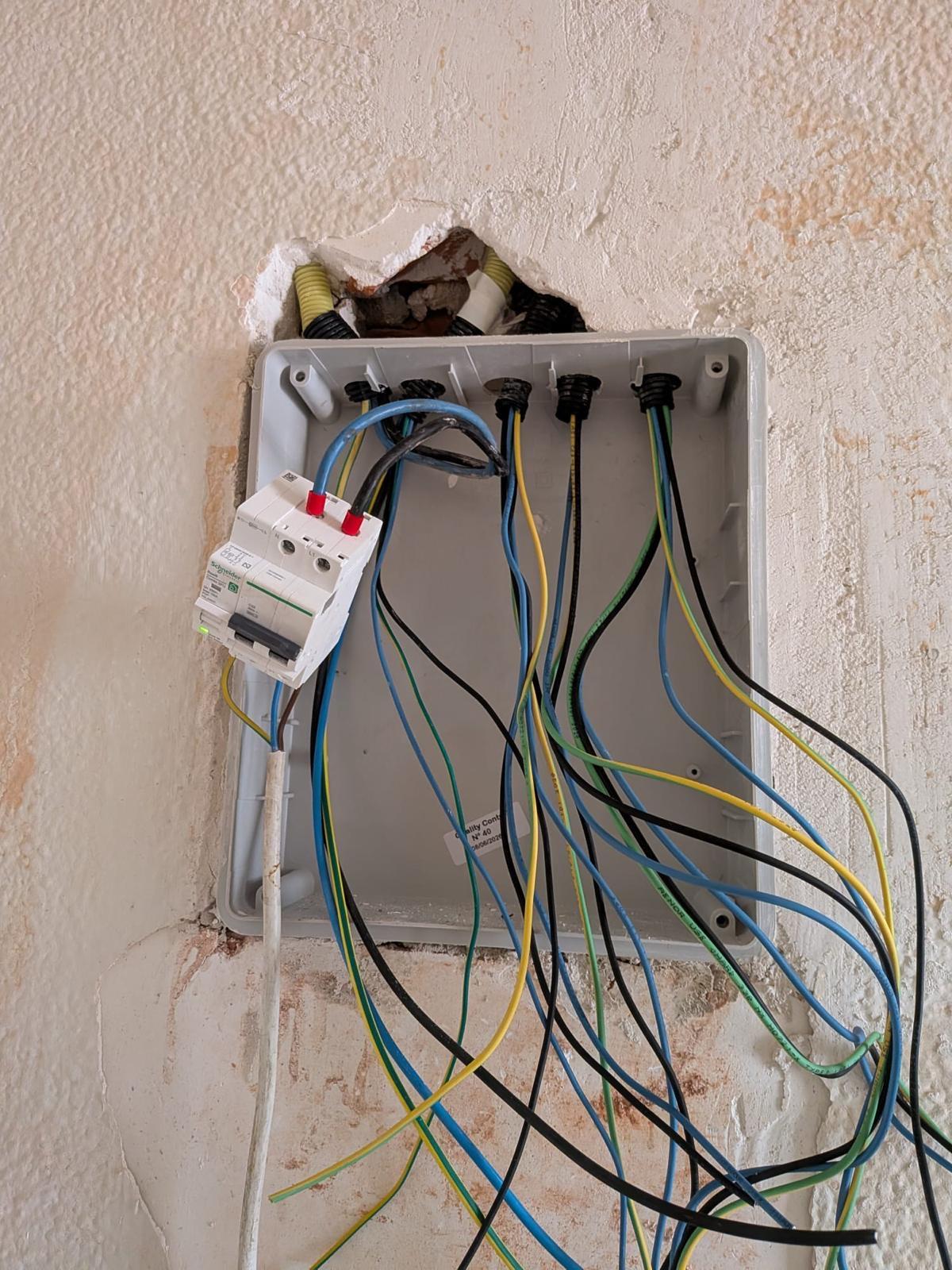 Cuadro eléctrico durante el montaje, con un magnetotérmico Schneider ya conectado y los circuitos por conectar