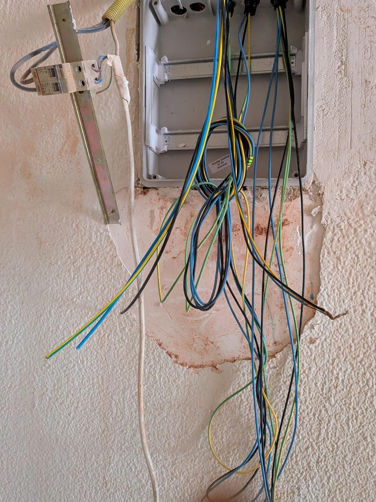 Cuadro eléctrico antiguo de dos elementos desmontado junto al envolvente del cuadro nuevo